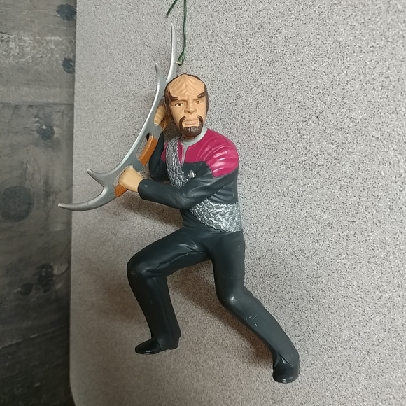 Star Trek Deep Space Nine Lieutenant Worf Hallmark Keepsake Ornament 1999 - Picture 2 of 13